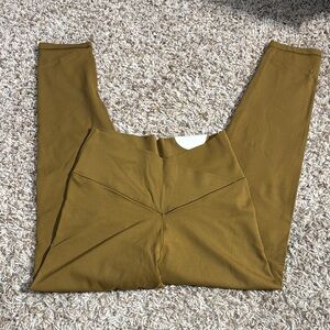 NWT. Offline real me 7/8 leggings hi-rise. Size L